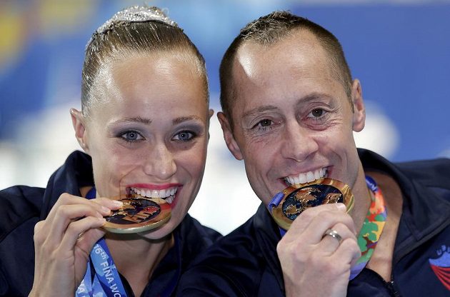 Christina Jonesová a Bill May z USA při MS v Kazani získali premiérový titul v závodě smíšených dvojic v synchronizovaném plavání.