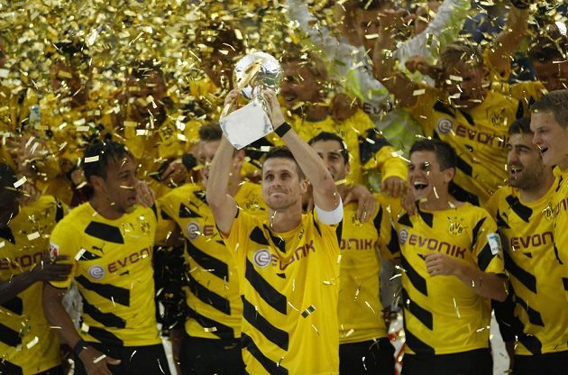 Sebastian Kehl z Borussie Dortmund drží v rukách trofej pro vítěze německého Superpoháru.