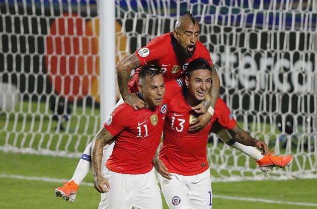 Fotbalisté Chile vykročili za obhajobou titulu na mistrovství Jižní Ameriky vítězstvím 4:0 nad hostujícím týmem Japonska.