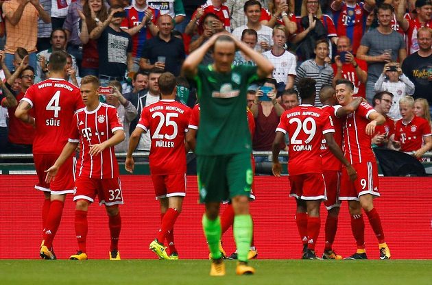 Radost fotbalistů Bayernu Mnichov po výhře v bundesligovém utkání v Brémách.
