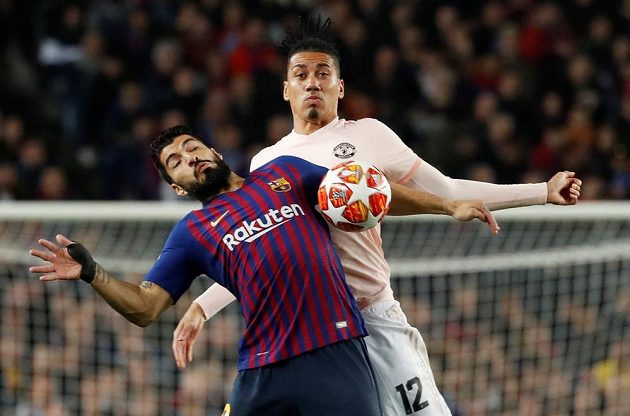 Luis Suárez zaměstnává obranu United