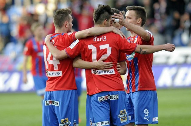 Radost plzeňských fotbalistů po vítězství nad Brnem v úvodním zápase semifinále Poháru České pošty.