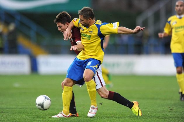 Tomáš Přikryl ze Sparty (vlevo) a David Hubáček ze Zlína během utkání 3. kola Poháru České pošty.