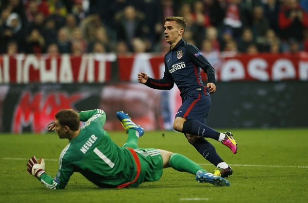 Útočník Colchoneros Antoine Griezmann právě překonává brankáře Bayernu Mnichov Manuela Neuera.