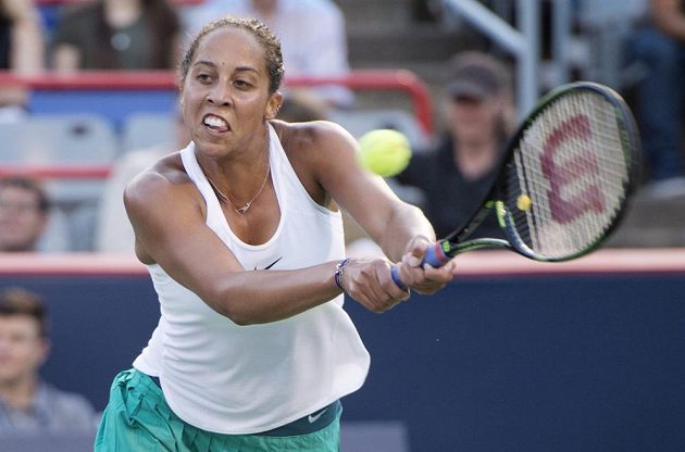 Madison Keys returnuje Anastázii Pavljučenkové během utkání turnaje v Montrealu.