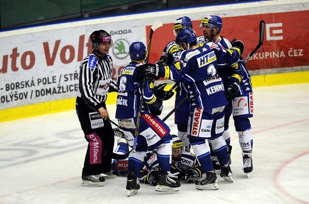 Hokejisté Brna se radují z gólu na ledě Plzně v pátém čtvrtfinálovém utkání play off extraligy.