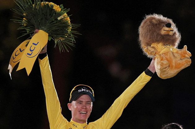 Britský cyklista Christopher Froome z týmu Sky slaví v Paříži vítězství v Tour de France.