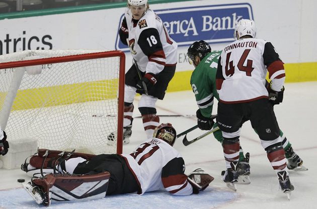 Radek Faksa (12) z Dallasu překonává gólmana Arizony Adina Hilla (31), na snímku jsou dále Kevin Connauton (44) a Christian Dvorak (18).