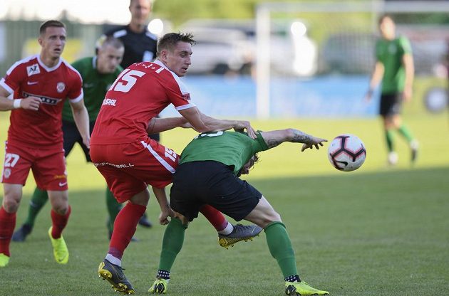 Jakub Šural ze Zbrojovky Brno (vlevo) a Antonín Fantiš z 1. FK Příbram v utkání baráže o účast v první fotbalové lize.