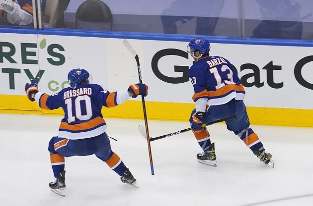 Hrdina týmu New York Islanders Mathew Barzal (13) slaví poté, co rozhodl duel s Washingtonem Capitals