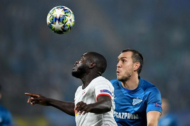 Fotbalista Lipska Dayot Upamecano (vlevo) v souboji s Arťemem Dzjubou ze Zenitu ve 3. kole Ligy mistrů.