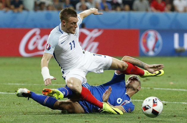 Islandský obránce Ragnar Sigurdsson (vpravo) obírá o míč útočníka Anglie Jamieho Vardyho.
