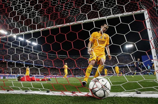 Antoine Griezmann (vpravo jásá) z Atlétika z penalty podruhé skóroval proti Barceloně. Sergio Busquets se chystá lovit míč ze sítě. Vlevo leží brankář Marc André ter Stegen.