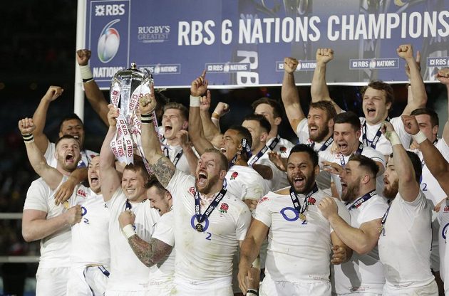 My jsme šampióni! Ragbisté Anglie vyhráli Six Nations bez ztráty bodu. A trofej třímá právě vzkříšený kapitán Dylan Hartley...