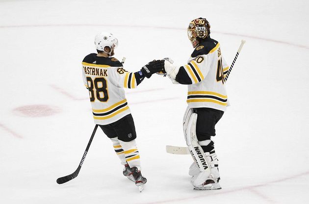 Na poděkování brankáři po vítězství v šestém finále bojů o Stanley Cup nezapomněl český útočník David Pastrňák. Gólman Bruins Tuukka Rask (40) byl velkou oporou Bostonu.