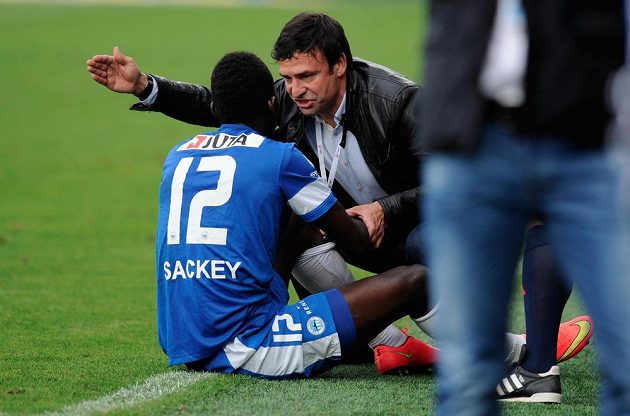 Liberecký záložník Isaac Sackey (vlevo) v rozhovoru s trenérem Samuelem Slovákem.