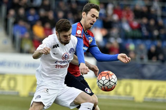Marek Havlík (vlevo) ze Slovácka a Tomáš Hořava z Plzně v souboji během utkání 17. kola Synot ligy.