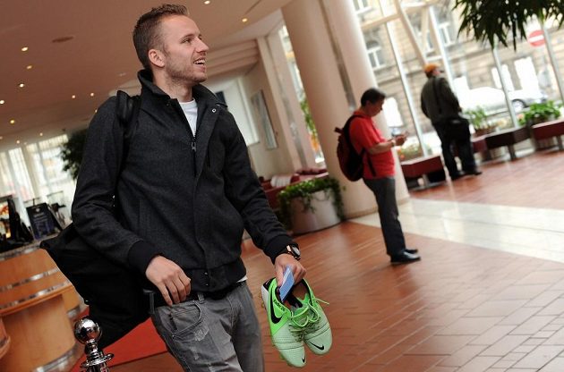 Obránce Michal Kadlec přichází na sraz reprezentace ve smíchovském NH Hotelu.
