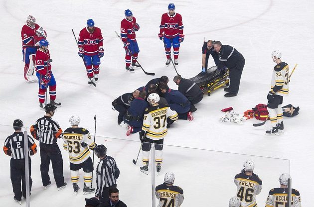 Hokejový útočník Phillip Danault z Montrealu, kterého v sobotním utkání NHL trefil pukem do hlavy obránce Bostonu Zdeno Chára, skončil v péči lékařů. Hráči sledovali úsilí záchranářů přímo na ledové ploše. Hráč pak skončil v nemocnici, odtud již byl ale propuštěn.