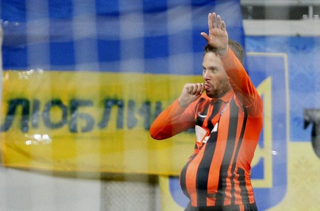 Záložník Šachtaru Doněck Marlos slaví gól proti Seville v úvodním semifinále Evropské ligy.