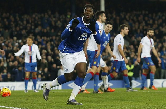 Útočník Evertonu Romelu Lukaku (vpředu) slaví gól proti Crystalu Palace v dohrávce 15. kola Premier League.