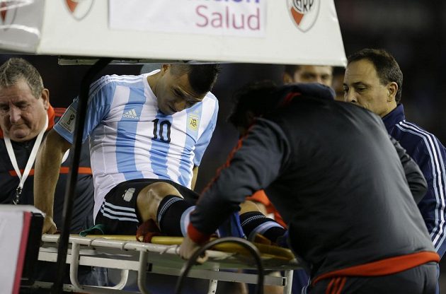 Zraněný Argentinec Sergio Agüero opouští trávník v kvalifikačním duelu s Ekvádorem.