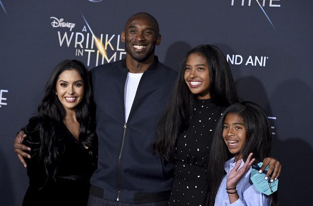 Kobe Bryant s rodinou na snímku z roku 2018, zleva partnerka Vanessa a dcery Natalia a Gianna.