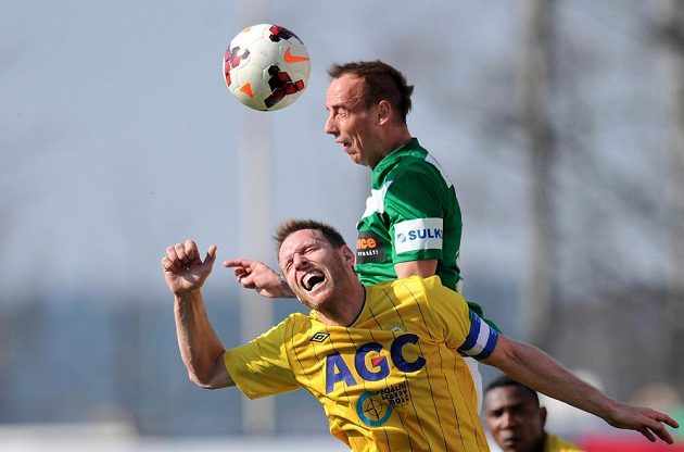 Teplický záložník Štěpán Vachoušek (vepředu) ve výskoku s Tomášem Jablonským z Jablonce.