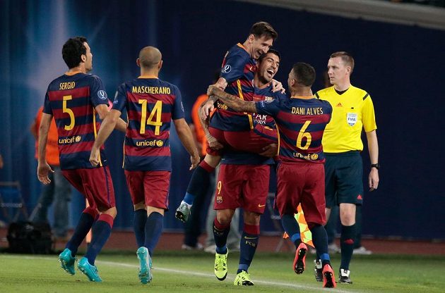 Lionel Messi (třetí zleva) z Barcelony slaví se spoluhráči gól proti Seville.