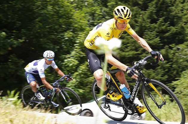 Nairo Quintana (vzadu) v těsném závěsu za Chrisem Froomem při 18. etapě Tour de France.