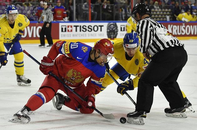 Ruský útočník Vladislav Namestnikov na vhazování proti švédskému útočníkovi Williamu Nylanderovi na MS 2017.