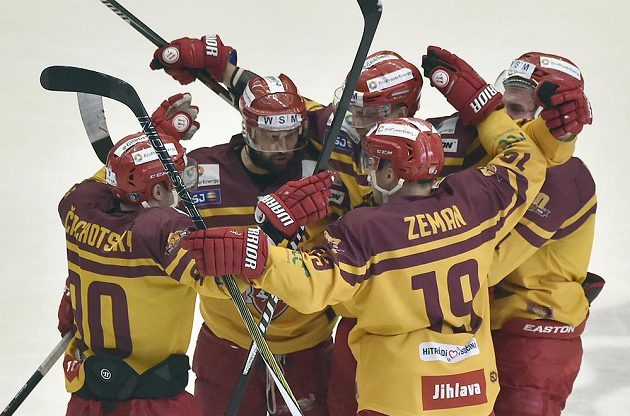 Radost jihlavských hráčů z druhého gólu v utkání 11. kola baráže o hokejovou extraligu s HC Energie Karlovy Vary.