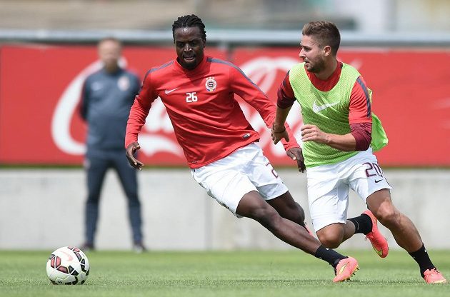 Fotbalisté Sparty Praha Costa (vlevo) a Markus Steinhöfer během zahájení letní přípravy v tréninkovém centru na Strahově.