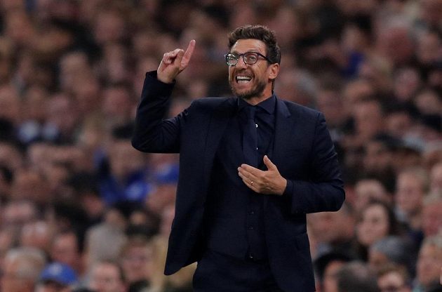 Trenér AS Řím udílí pokyny svým svěřencům během utkání Ligy mistrů na hřišti Chelsea.