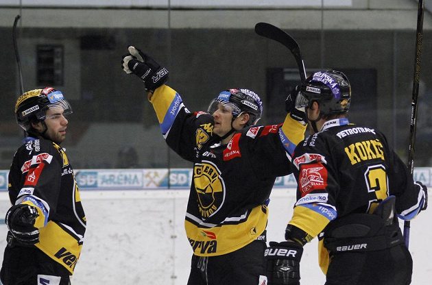 Martin Hanzl (vlevo), Jakub Černý a Martin Kokeš se radují z gólu. Litvínov vedel v Chomutově.