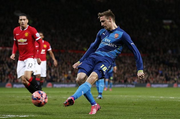 Nacho Monreal z Arsenalu skóruje proti Manchesteru United ve čtvrtfinále FA Cupu.