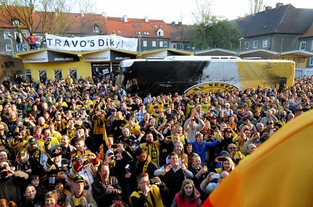 Stovky fanoušků v pátek ráno vítali litvínovský autobus s novými extraligovými šampióny.