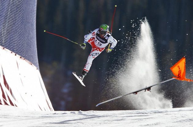 Osudný moment - Ondřej Bank na sjezdovce v Beaver Creeku ztratil kontrolu nad lyžemi, přišla komprese a tvrdý pád, po kterém zůstal ležet na trati v bezvědomí.