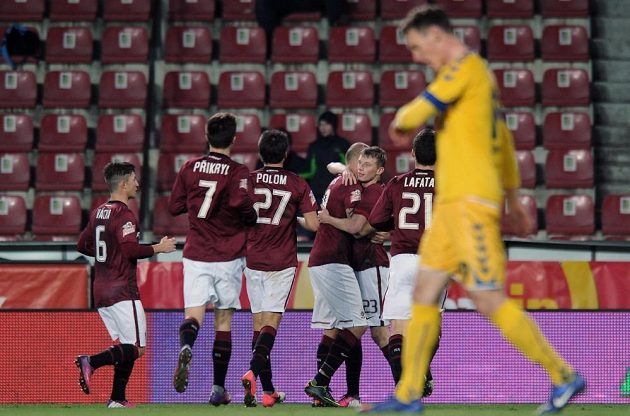 Roman Bednář (čtvrtý zleva) přijímá gratulace ke gólu, který vstřelil do sítě Jihlavy.