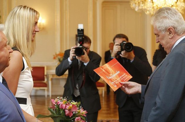 Prezident republiky Miloš Zeman přijal od wimbledonské vítězky Petry Kvitové čestnou vstupenku na listopadové finále Fed Cupu v Praze.