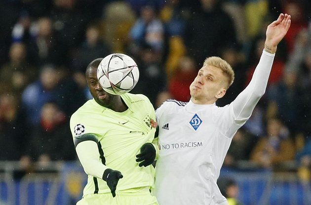 Yaya Touré z Manchesteru City (vlevo) bojuje o míč s Lukaszem Teodorczykem z Dynama Kyjev.