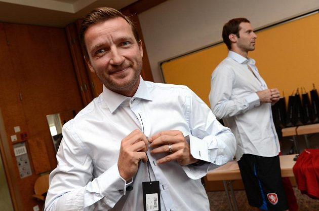 Manažer české reprezentace Vladimír Šmicer a za ním Petr Čech během zkoušení nových košil.