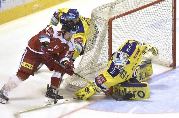 Zleva Jan Káňa z Olomouce, Martin Matějíček ze Zlína a brankář Libor Kašík.