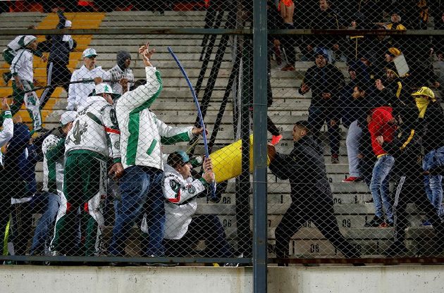 Při utkání mezi Peňarolem a Palmeiras se porvali hráči na trávníku i fanoušci v hledišti.