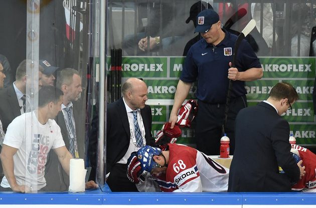 Jaromír Jágr a fyzioterapeut Pavel Kolář během utkání se Švédy na MS v Praze.