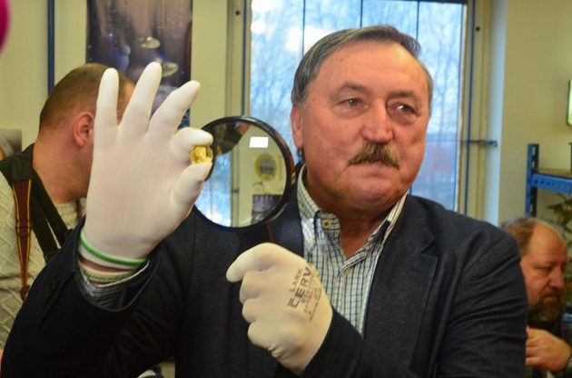 První zlatou minci se svým portrétem si vyrazil Antonín Panenka sám osobně. Sekundovali mu spoluhráči Nehoda a Dobiaš.