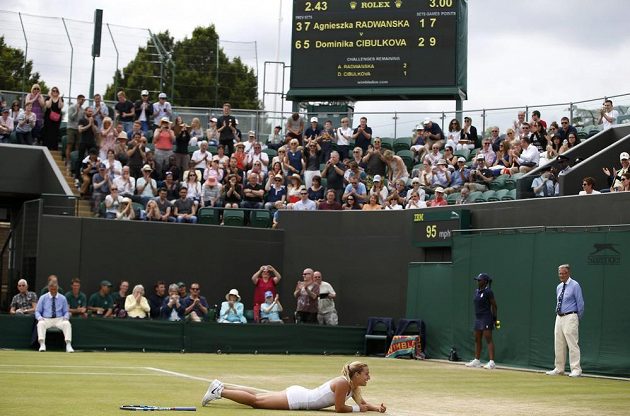 Slovenská tenistka Dominika Cibulková slaví vítězství nad Polkou Agnieszkou Radwaňskou v osmifinále Wimbledonu.