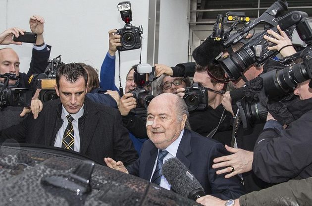Sepp Blatter, suspendovaný šéf FIFA, přijíždí na tiskovou konferenci, aby reagoval na verdikt etické komise.