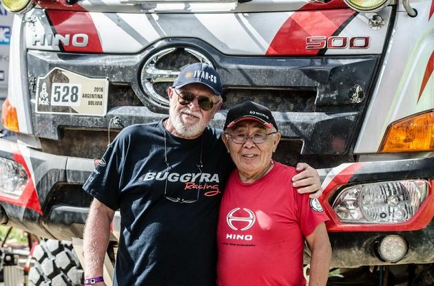 Josef Kalina (vlevo) se během volného dne na Dakaru setkal s nejstarším účastníkem soutěže, Japoncem Jošimasou Sugawarou.