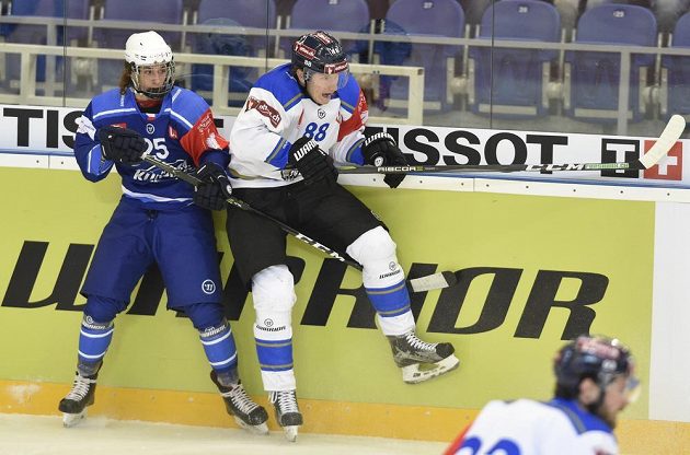 Karel Plášek z Komety Brno (vlevo) a Sven Senteler z Zugu v souboji během úvodního osmifinále Ligy mistrů.